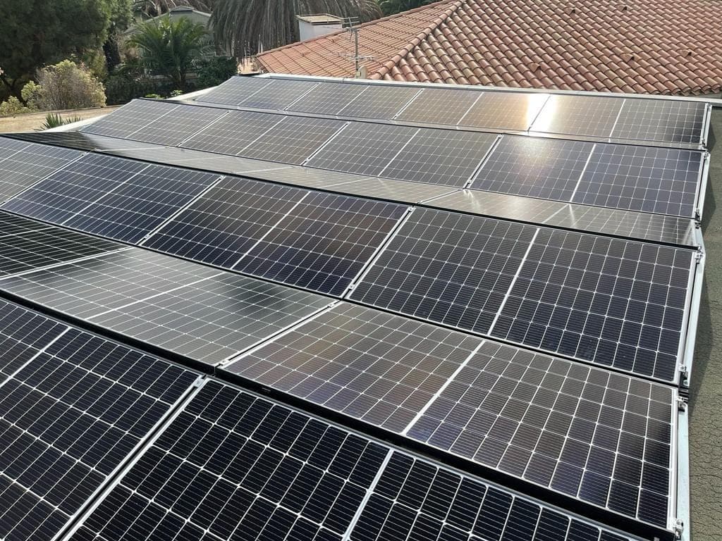 Toiture résidentielle équipée de modules photovoltaïques